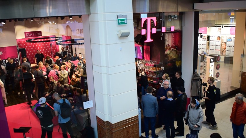 W ramach ogólnoeuropejskiej premiery, do salonów T-Mobile...