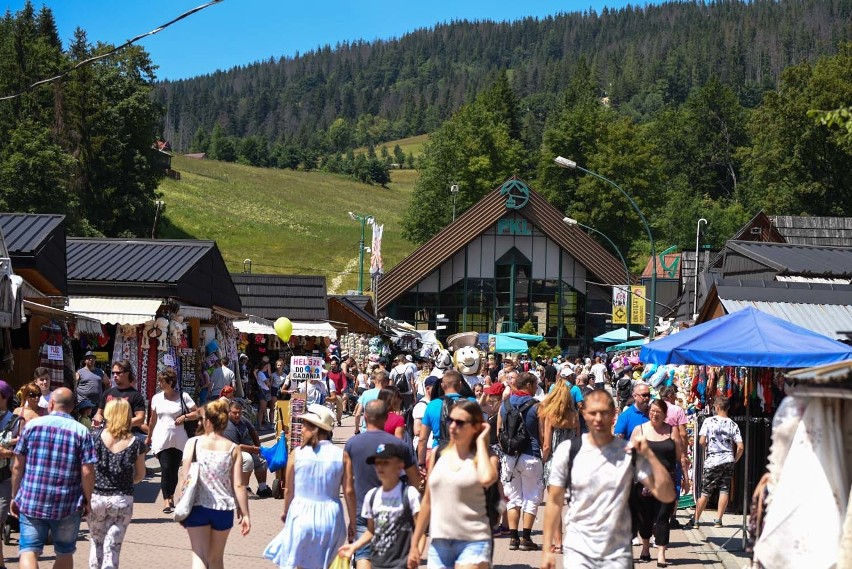 Tłumy osób spacerujących po Krupówkach - 5 lipiec 2018