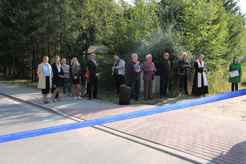 Niewodnica Kościelna. Oficjalnie otwarto zmodernizowany fragment ulicy Topole w Niewodnicy Kościelnej