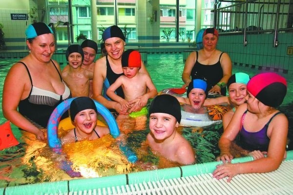 Dzieci z Niewina Borowego podczas tegorocznych ferii zimowych kilkakrotnie pluskały się na bielskim basenie. Oczywiście w asyście rodziców