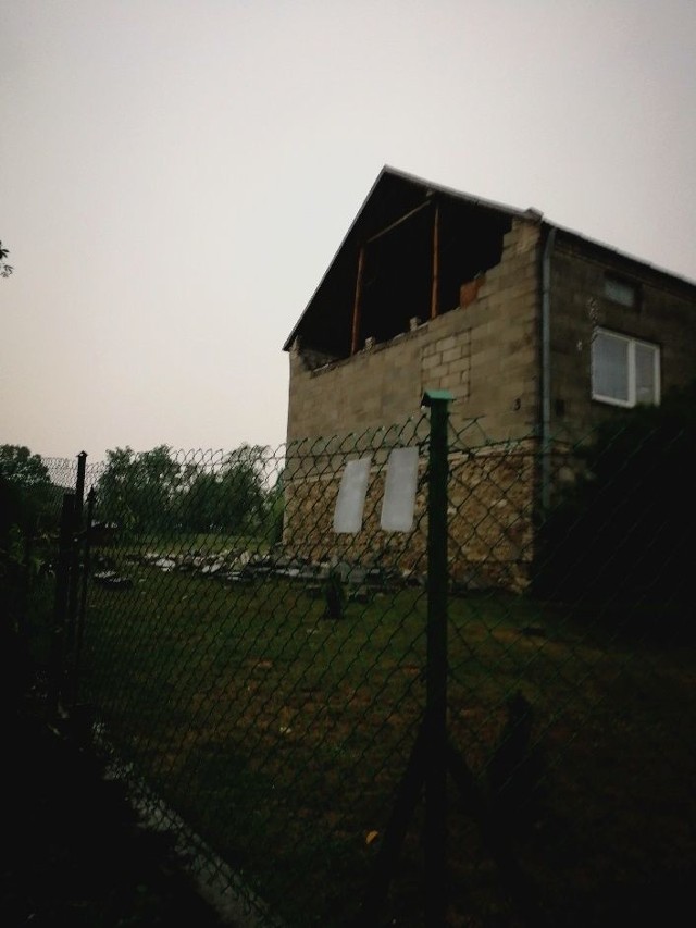 W Łagiewnikach w powiecie buskim burza uszkodziła szczytową ścianę domu