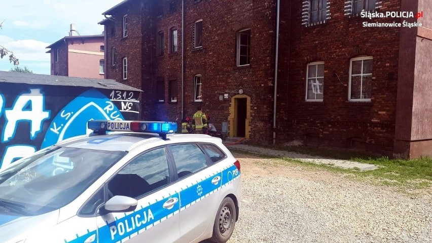 Policjanci uratowali mężczyznę z płonącego mieszkania
