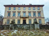 Pałac z XVIII wieku nad mrocznym stawem. Tu wejścia strzegą dwa sfinksy, a w lesie na turystów czekają ruiny grobowca