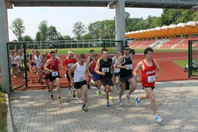 Zawodnicy startowali i finiszowali na stadionie miejskim w Brzegu.