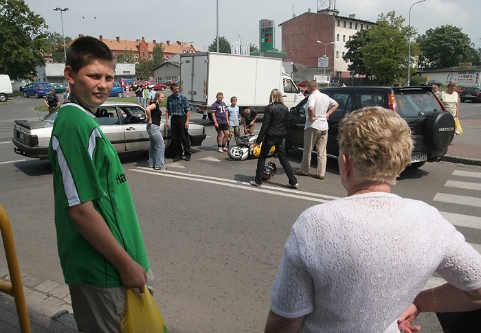 Skuter wpadl pod samochód. Do wypadku doszlo na ul. Wolności...