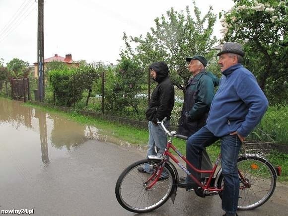 W regionie nieprzejezdne są dwie drogi wojewódzkie. Ruch jest utrudniony na kilkunastu odcinkach.