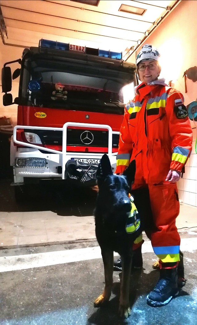 Aniela Wiecheć ze swoim psem Argosem wstąpili do OSP Mników - jako zespół ratowniczy