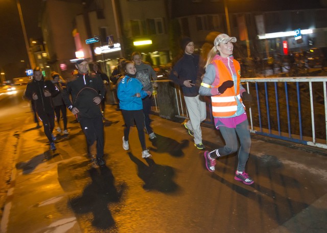 Udział w nocnym bieganiu jest bezpłatny i trasa wiedzie chodnikami przy oświetlonych ulicach.