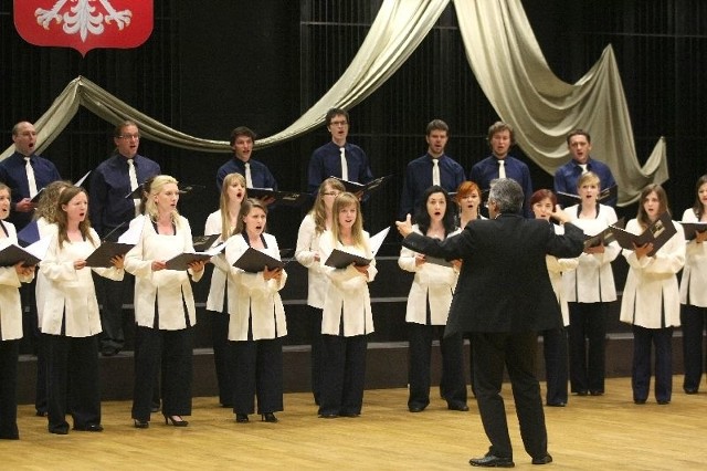 Na scenie sali koncertowej Zespołu Państwowych Szkół Muzycznych w Kielcach swoje umiejętności wokalne prezentuje Chór Politechniki Łódzkiej.