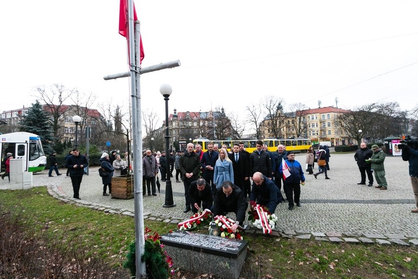 Szczecin. Kwiaty w 37. rocznicę ogłoszenia stanu wojennego