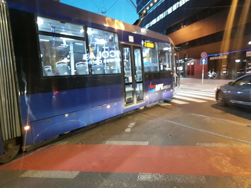 Wykolejenie tramwaju w centrum. Wagon wpadł na przejście dla pieszych