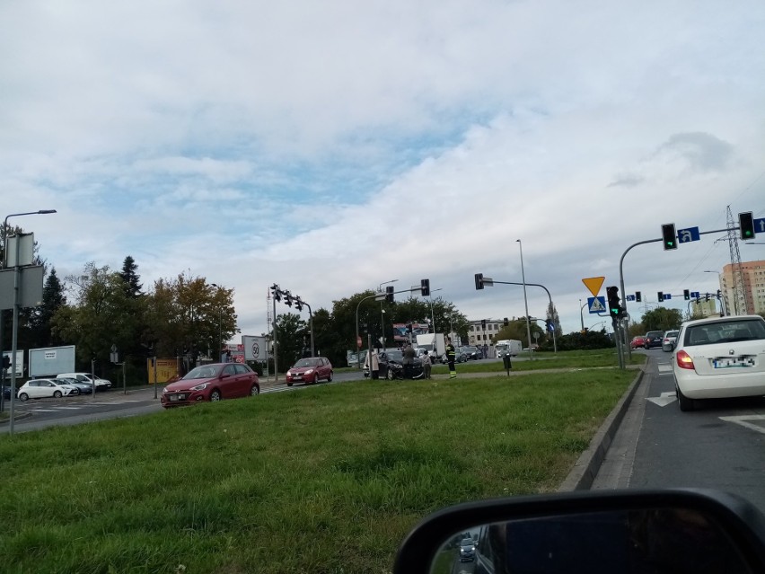 Bydgoszcz. Zderzenie aut na skrzyżowaniu Kamiennej i Wyszyńskiego [zdjęcia]