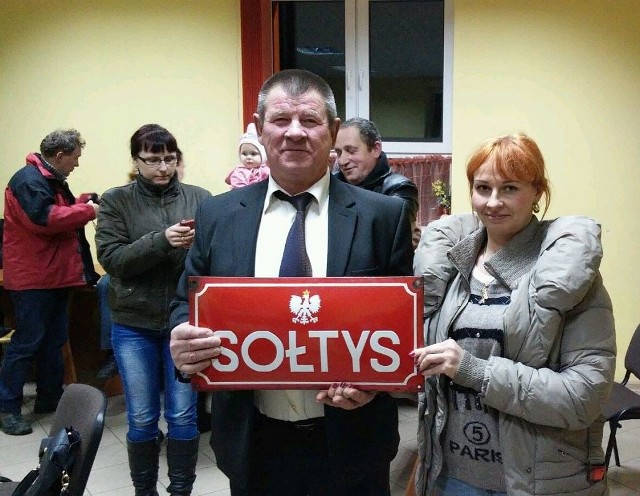 Marian Domżalski przekazuje tabliczkę nowemu sołtysowi sołectwa Ludzisko, którym została Adriana Pawnuk