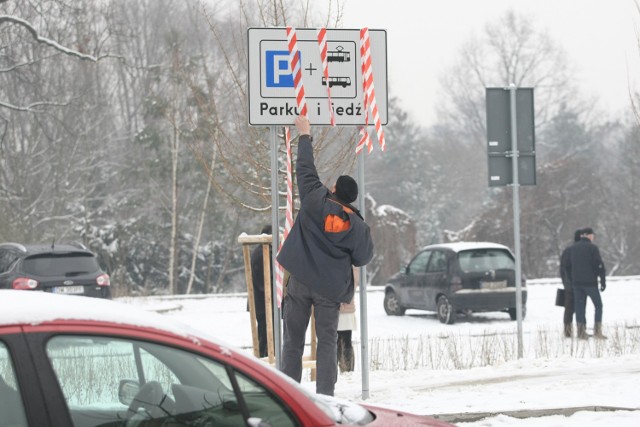 Odbiory techniczne parking w Leśnicy przeszły pomyślnie. Oznakowanie i jakość wykonania są w porządku. Już stoją tam auta