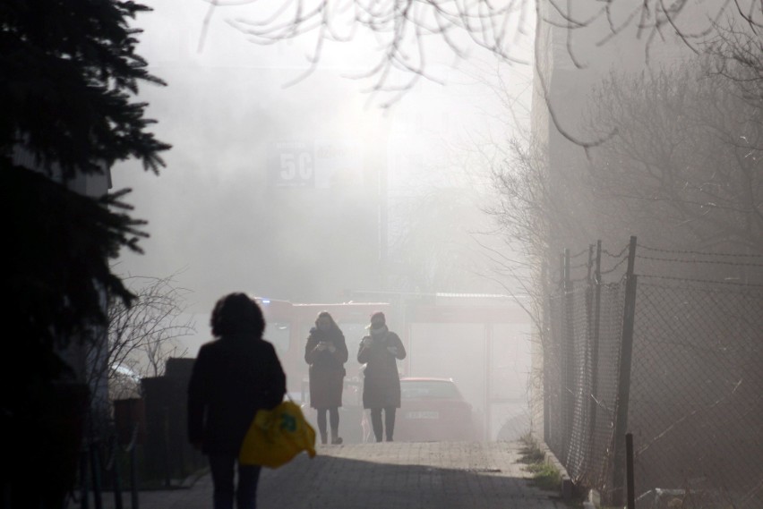 Pożar przy ul. Wrońskiej w Lublinie. Kilka rodzin straciło dach nad głową. Zobacz zdjęcia z akcji