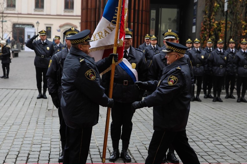 Kraków. Uroczystość straży miejskiej na placu Wszystkich...