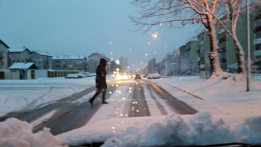 Nagłe opady śniegu sparaliżowały w środę Zieloną Górę....