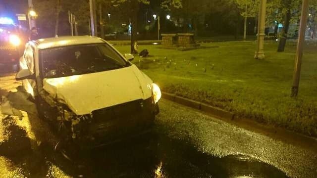 Pijany kierowca rozbił auto na drzewie w centrum Torunia [ZDJĘCIA]