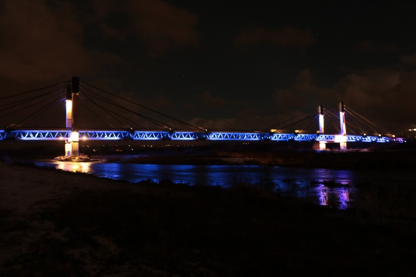 120 reflektorów rozświetliło most św. Kingi