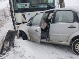 Zderzenie autobusu szkolnego z autem koło Barwic. Trudne warunki na drogach [ZDJĘCIA]