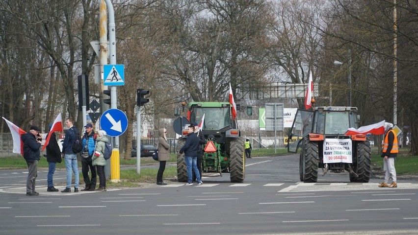 Ciągniki blokują skrzyżowanie ul. Aleksandrowskiej i Szczecińskiej w Łodzi. Zobacz, jak wygląda protest i skąd przyjechali jego uczestnicy 