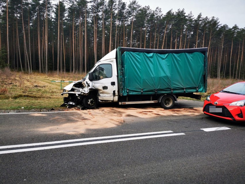 Bus uderzył w osobowego mercedesa. Utrudnienia na drodze