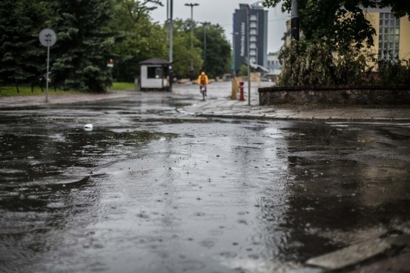 Ulewa podtopiła Łódź. Niedrożne studzienki, zalane ulice [zdjęcia]