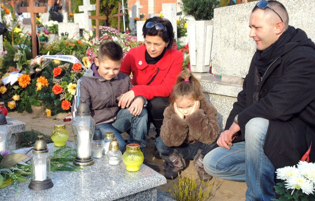 Anna,  Michał, Paweł i Marta Krykantowie odwiedzili rodzinny grób