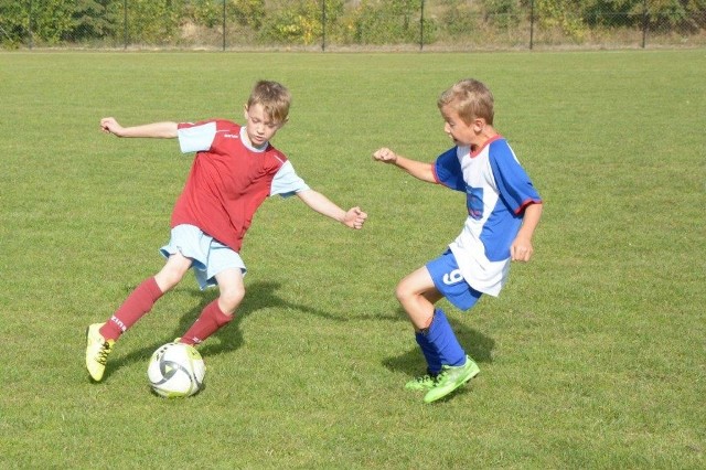 W niedzielne popołudnie 25 września, na boisku w Starym Jarosławiu w gminie Darłowo został rozegrany turniej dzieci z rocznika 2006 - 2008, w którym rywalizowałydrużyny: Arkadii Malechowo, UKS Jedynka - Sława Sławno,  UKS Lejkowo, UKS Orlik Darłowo, UKS Żukowo oraz gospodarze Błękitni Stary Jarosław. Drużyny w drodze losowania zostały podzielone na dwie gruby, po których drużyny z miejsc 1-2 walczyły w półfinałach, a z miejsca trzeciego stoczyły walkę o miejsce piąte. I tak w pierwszym półfinale UKS Orlik Darłowo pokonał UKS Jedynka Sława Sławno 2:0, a w drugim gospodarze Błękitni Stary Jarosławulegli UKS Lejkowo 1:0. W meczu o piąte miejsce zwyciężył UKS Żukowo pokonując Arkadię Malechowo 1:0 . W meczu o trzecie Błękitni pokonali 2:0 UKS Jedynkę Sławę Sławno, a  w finale Orlik Darłowo pokonał 3:0 UKS Lejkowo. Wielkie podziękowania dla inicjatywy Żyj z energią za ufundowanie nagród dla wszystkich drużyn biorących udział w turnieju, oraz Gminy Darłowo za pomoc w organizacji turnieju.