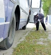 Kiedy autobus zatrzymał się w Rzekuniu, sierżant Kochanowicz sprawdził dokumenty kierowcy autobusu, a potem obejrzał dokładnie cały pojazd. Uwag nie miał