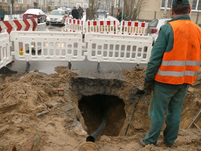 Tunel pod jezdnią, jaki wyżłobiła woda.