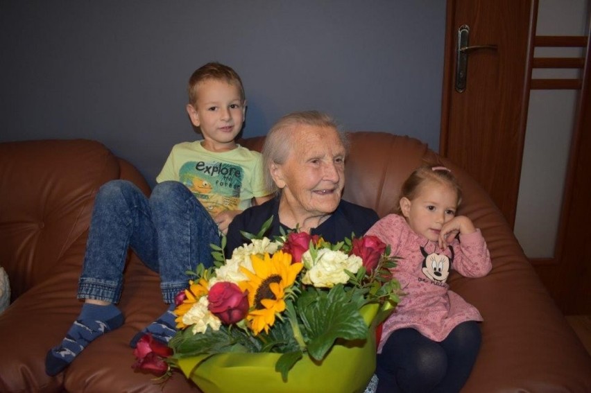 Stanisława Chojnacka z miejscowości Zrecze Małe w gminie Chmielnik skończyła 101 lat! Cieszy się dobrym zdrowiem i pogodą ducha [ZDJĘCIA]