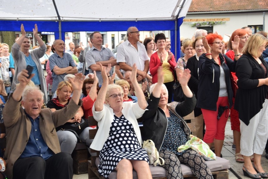 Seniorzy na koncercie Waweli. Krzeszowickie integracje z tańcami przed sceną [ZDJĘCIA]