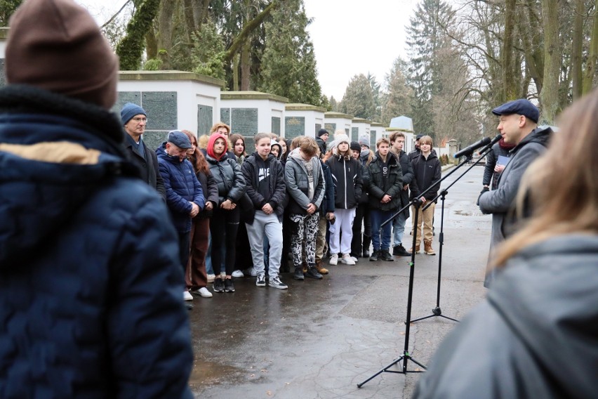 "Z miłości do Polski". Uczniowie XXIX LO w Lublinie wzięli udział w plenerowej lekcji poświęconej historii Armii Krajowej