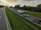 Wypadek na A4 w Pustyni koło Dębicy. Zderzyły się dwie osobówki. Stworzył się duży korek