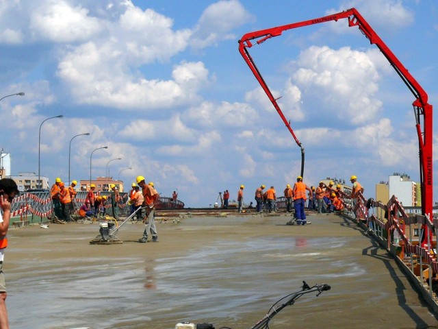 Wylewanie betony na południową konstrukcję wiaduktu.