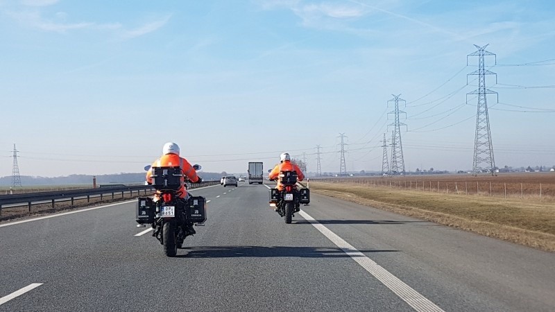 W sytuacjach zdarzeń drogowych patrole motocyklowe mają...