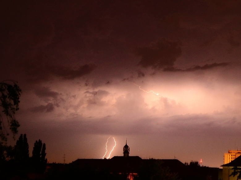 Silne burze i deszcz w Podlaskiem. MCZK wydało ostrzeżenie. Sprawdź radar burzowy online