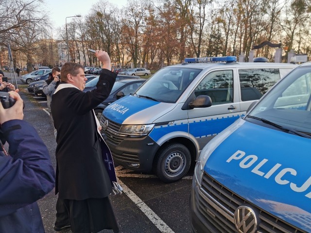  Dziś (18.12) do toruńskiej Komendy Policji przekazano dwa furgony patrolowe marki Volkswagen T-6, 2,0 diesel. Samochody trafią do komisariatów na Podgórzu i Rubinkowie.