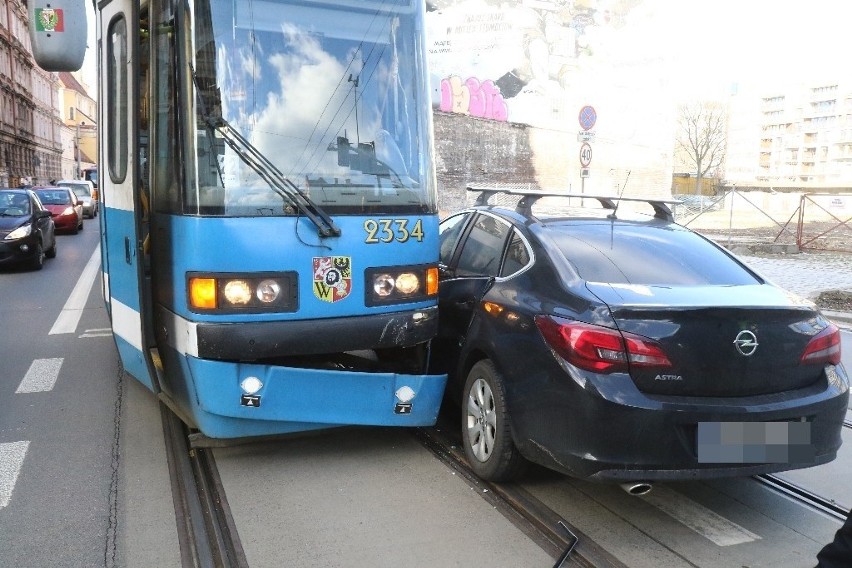 Zderzenie auta z tramwajem nr 3 na skrzyżowaniu Taugutta i...