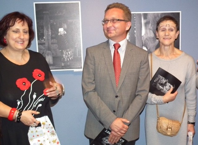 Robertowi Kaczorowi gratulowali Barbara Polakowska (z prawej) i Grażyna Hankiewcz.  