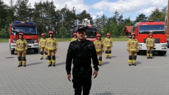 Zawodowi strażacy z pińczowskiej komendy podjęli wyzwanie #GaszynChallange.