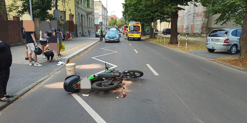 Groźny wypadek na ulicy Jaracza w Słupsku. Kierująca motorowerem trafiła do szpitala