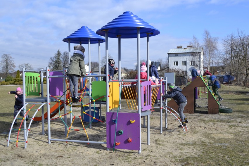 Plac zabaw dla przedszkolaków i uczniów z Tarnawy w gminie Sędziszów już otwarte!