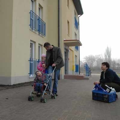 Mirosław Laskowski spaceruje przed blokiem z dziećmi Weroniką i Bartoszem. Pani Agnieszka kontynuuje przeprowadzkę. Wszyscy są bardzo zadowoleni z otrzymania nowych mieszkań.