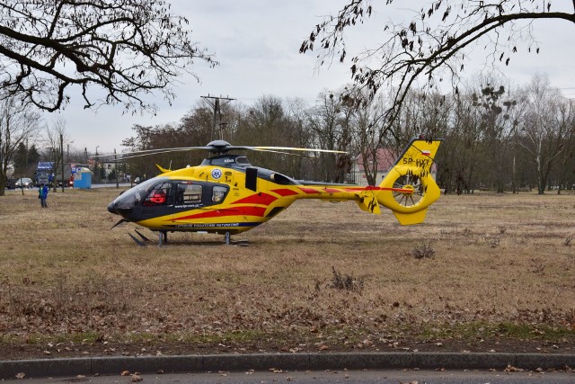 Mężczyzna z licznymi obrażeniami nóg został przetransportowany śmigłowcem Lotniczego Pogotowia Ratunkowego do szpitala w Bydgoszczy.