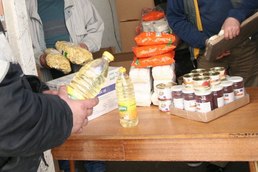 Caritas we Włocławku przekazywał żywność ubogim mieszkańcom...