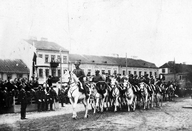 25 czerwca 1933 r. prezydent RP Ignacy Mościcki przyjechał do Kutna wręczyć nowy sztandar 37. Łęczyckiego Pułku Piechoty. Na zdjęciu: szwadron kawalerii defiluje przed Prezydentem  Mościckim na pl. Piłsudskiego w Kutnie.