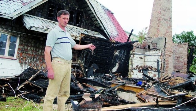 Tyle zostało z drewnianego domu &#8211; pokazuje Jerzy Stypułkowski, rolnik z Osowca. Z tyłu widać, jakich zniszczeń ogień dokonał w nowym budynku. Do wymiany jest cały dach, okna, elewacje...