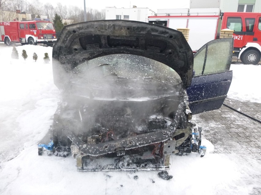 Jastrzębie: Pożar auta przy garażu. O krok od tragedii